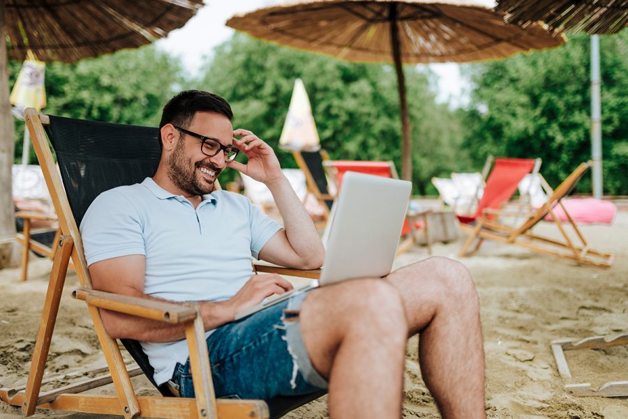 Vacaciones, bajas y sustituciones en empresas este verano
